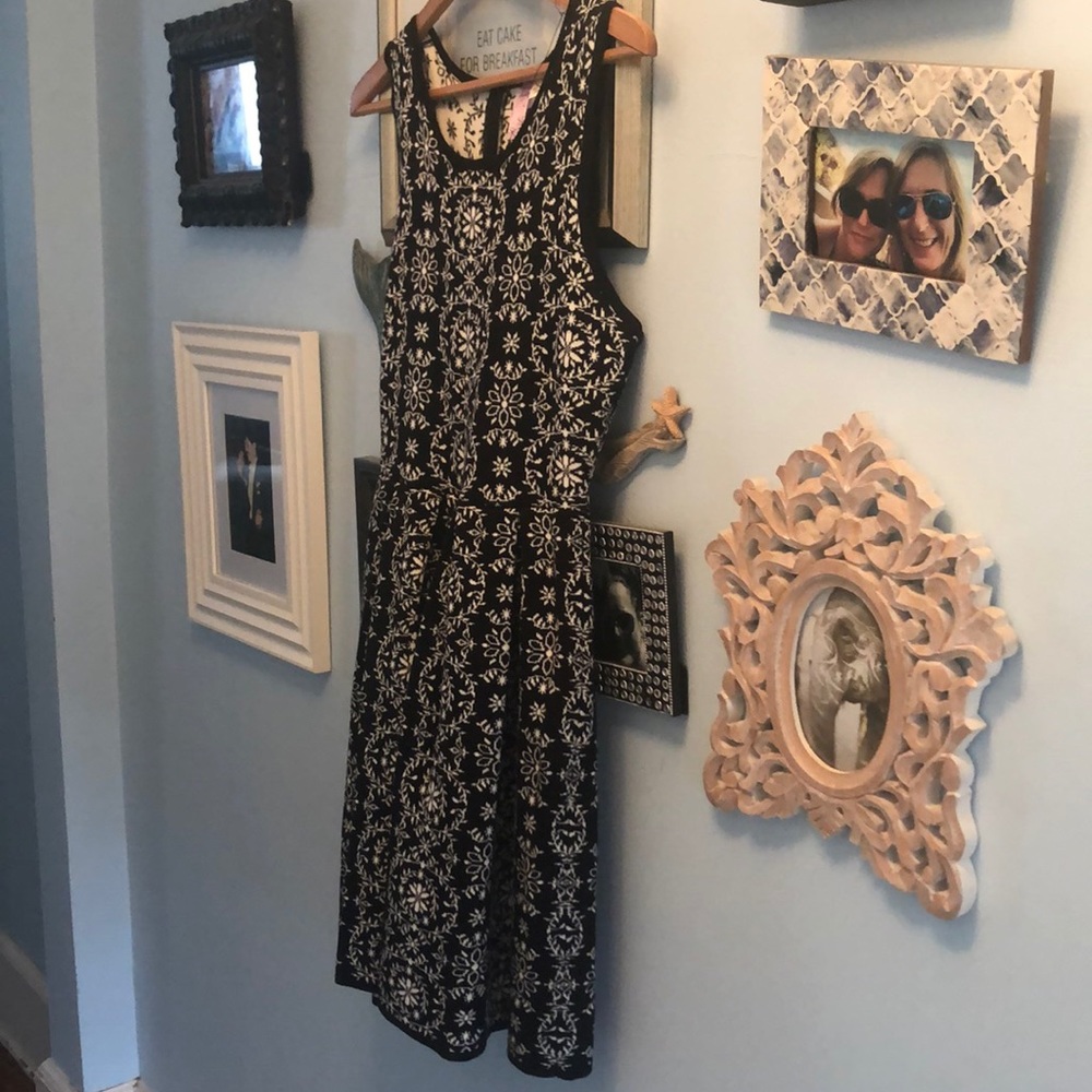 Adorable sleeveless knit dress.